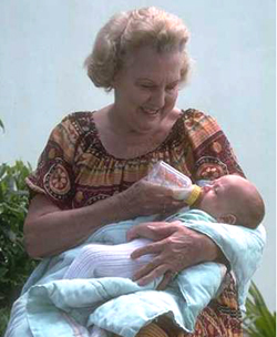 Abuela dando un biber�n a su nieto